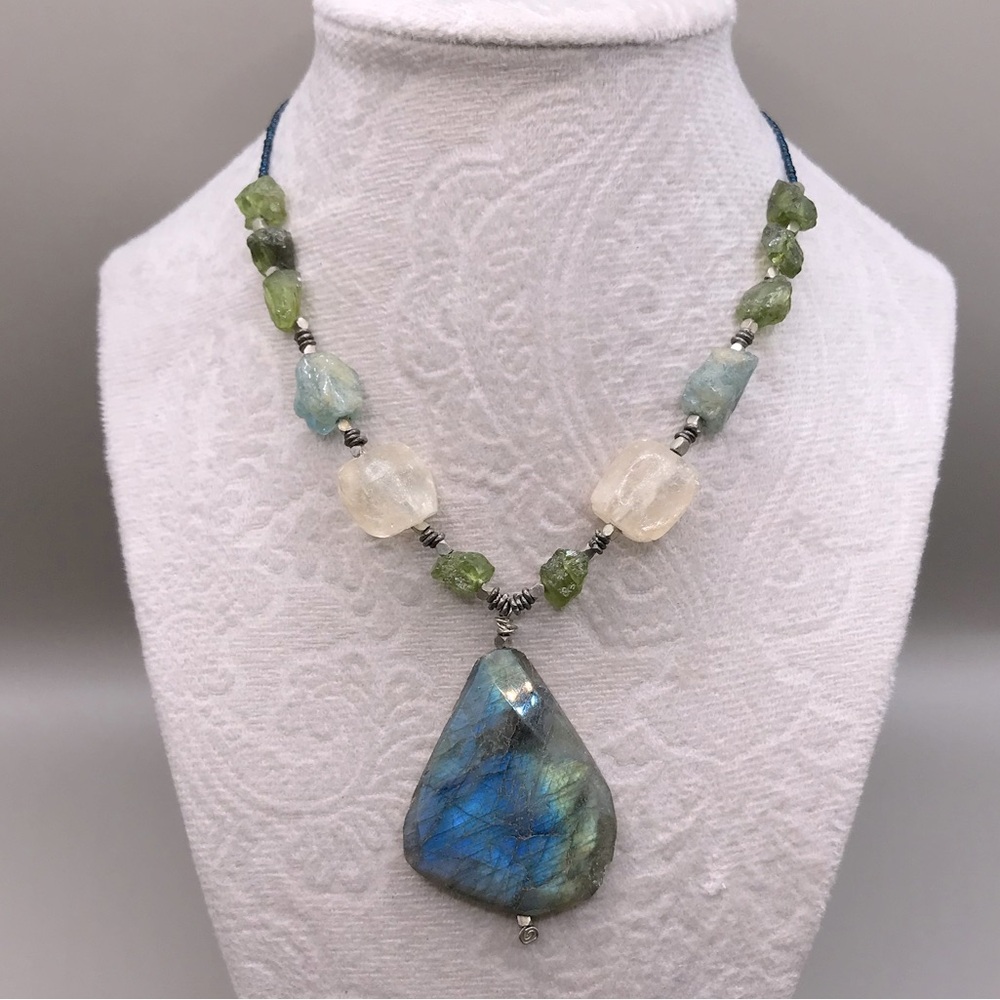 Elegant Labradorite Gemstone Pendant Necklace